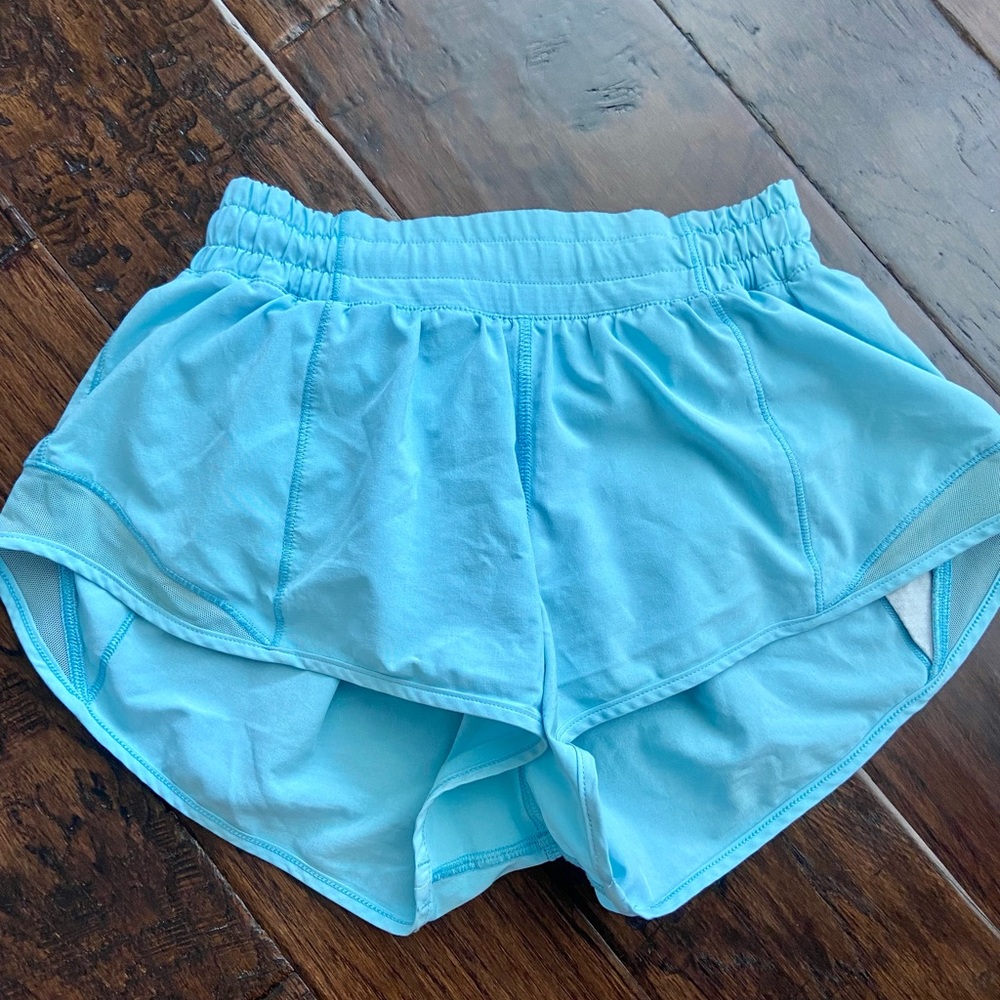 lululemon hotly hot 2.5 inch shorts